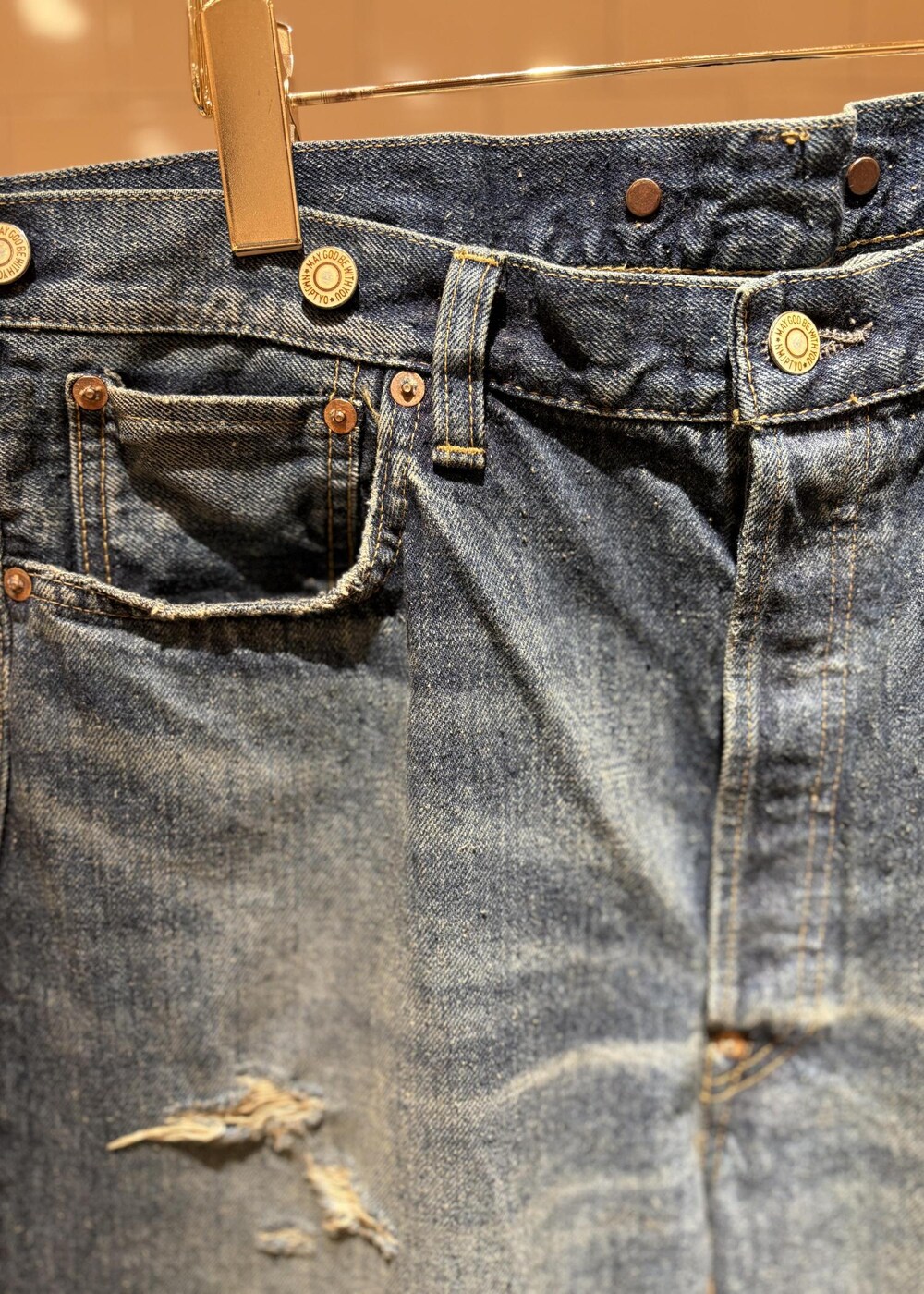 ブルー系のその他パンツを着用したメンズの春コーディネートの6枚目の写真