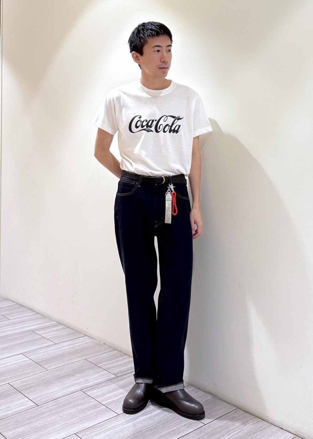 ブルー系のデニムジャケット、ホワイト系のTシャツ/カットソー、ブルー系のデニムパンツを着用したメンズの夏コーディネートの6枚目の写真