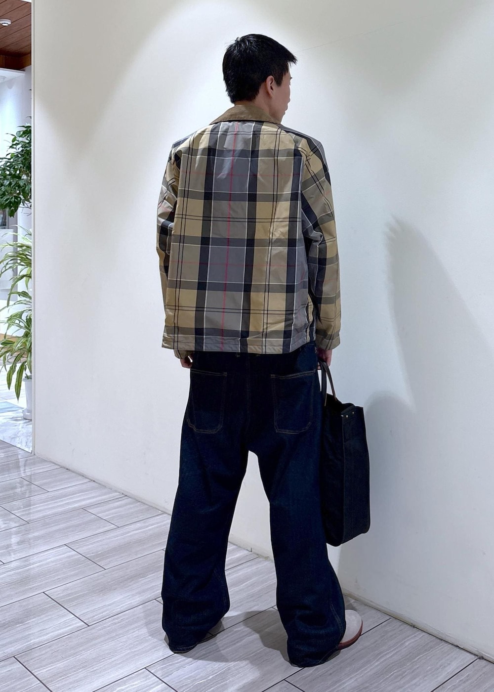 グレー系のブーツ、ブラック系のブルゾン、ブルー系のシャツ/ブラウスを着用したメンズの春コーディネートの4枚目の写真