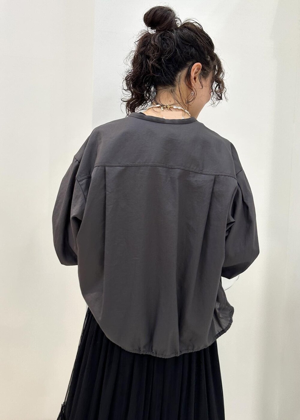 ブラック系のTシャツ/カットソー、ブラック系のスカート、ブラウン系のシャツ/ブラウスを着用したレディースの夏コーディネートの6枚目の写真