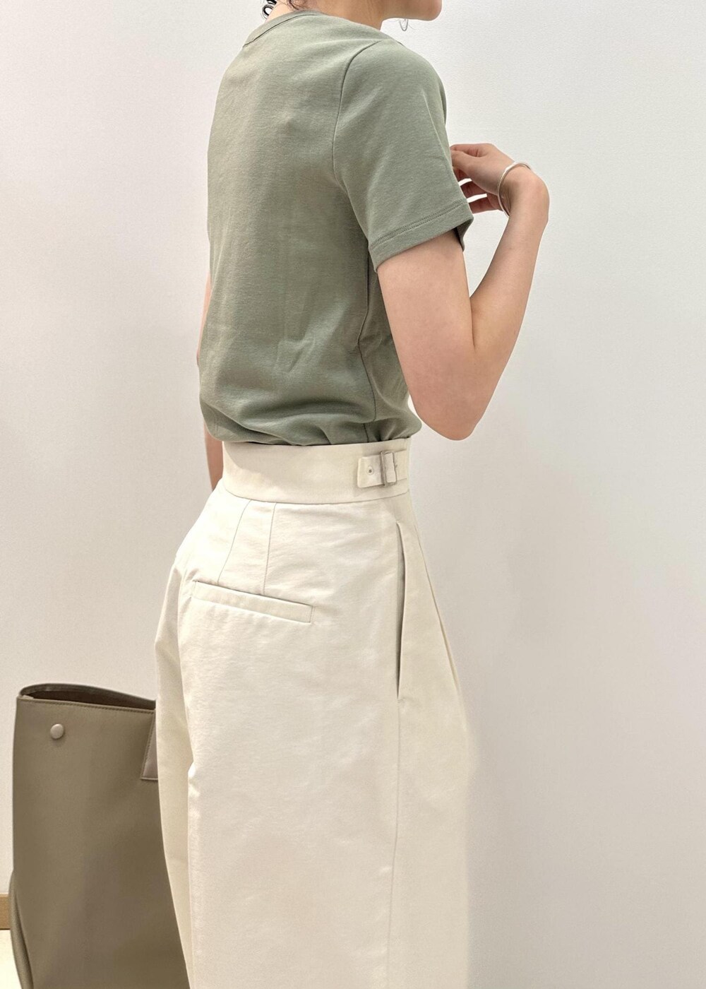 ホワイト系のその他パンツ、ベージュ系のハンドバッグ、ホワイト系のサンダルを着用したレディースの夏コーディネートの6枚目の写真