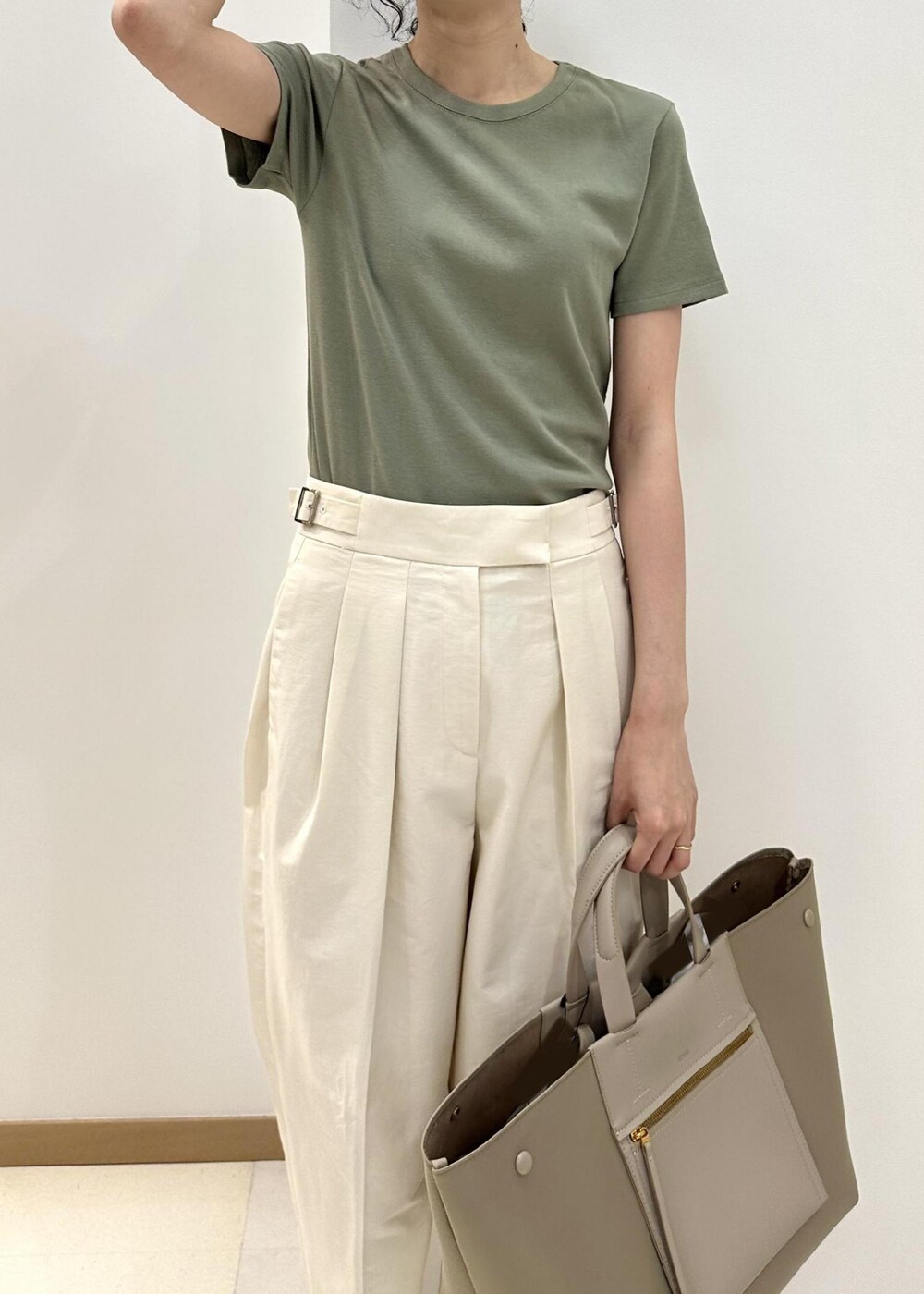 ホワイト系のその他パンツ、ベージュ系のハンドバッグ、ホワイト系のサンダルを着用したレディースの夏コーディネートの5枚目の写真