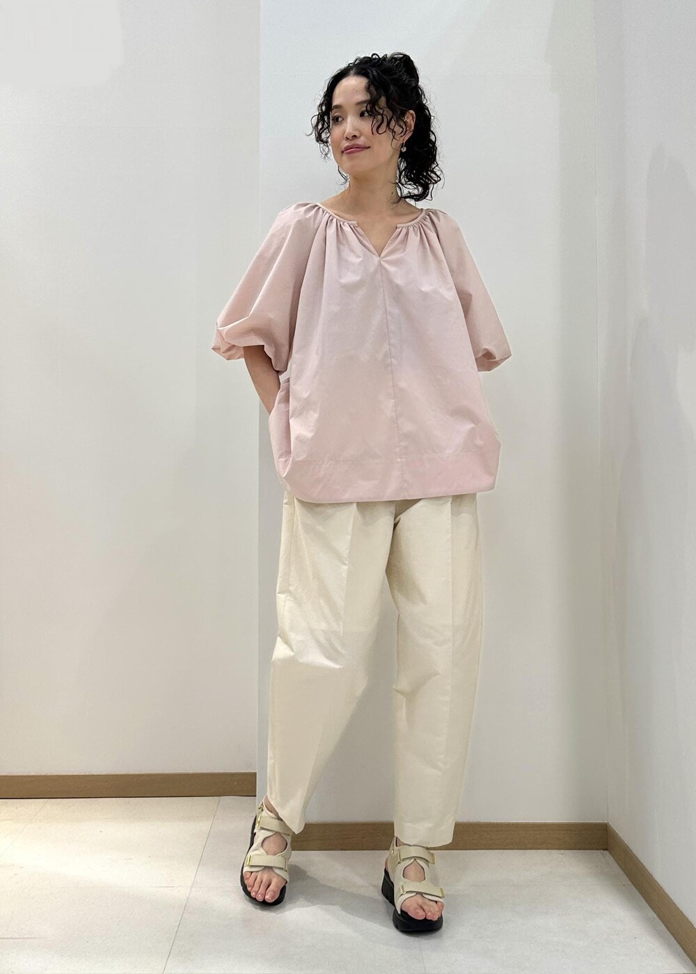 イエロー系のトートバッグ、ホワイト系のサンダル、ピンク系のシャツ/ブラウスを着用したレディースの夏コーディネートの4枚目の写真