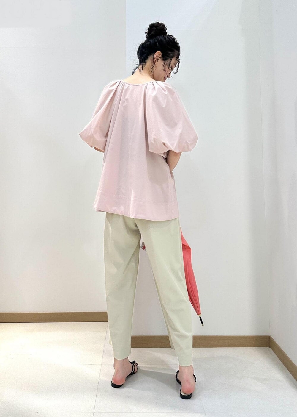 ベージュ系のその他パンツ、ピンク系のシャツ/ブラウス、ブラック系のハンドバッグを着用したレディースの夏コーディネートの4枚目の写真