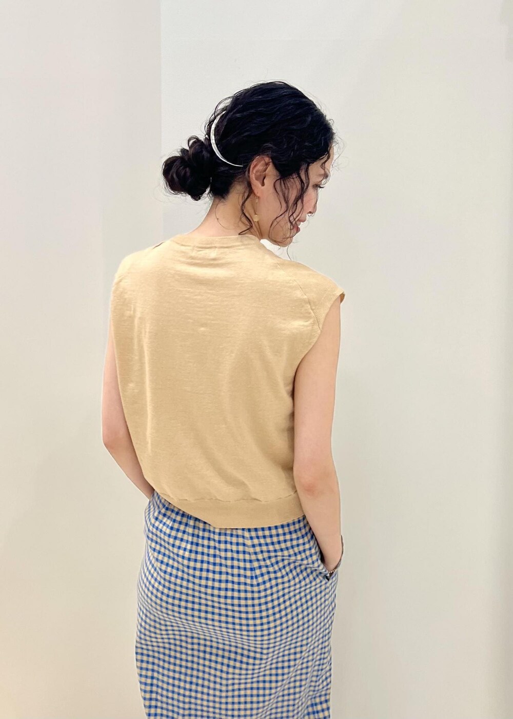 ブルー系のスカート、ブルー系のサンダル、ベージュ系のカーディガン/ボレロを着用したレディースの夏コーディネートの6枚目の写真