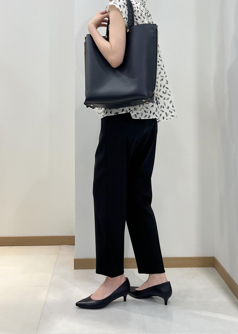 ブラック系のトートバッグ、ブラック系のパンプス、ブラック系のその他パンツを着用したレディースの夏コーディネートの4枚目の写真