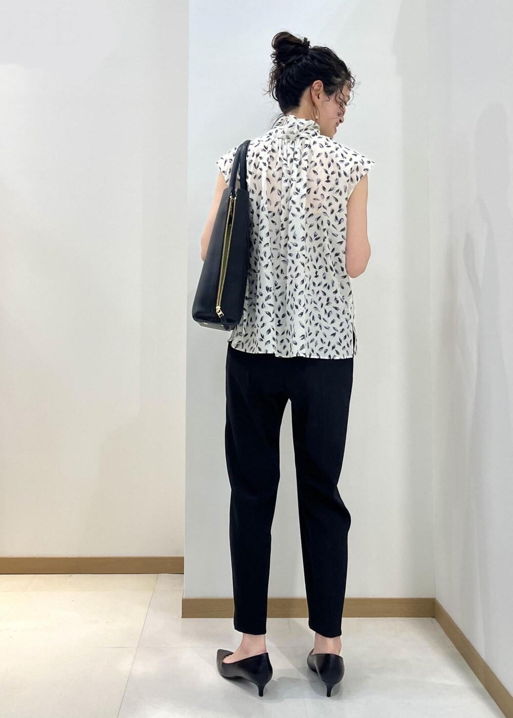 ブラック系のトートバッグ、ブラック系のパンプス、ブラック系のその他パンツを着用したレディースの夏コーディネートの3枚目の写真