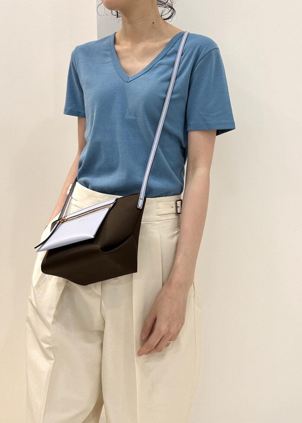 ブラウン系のショルダーバッグ、ベージュ系のサンダル、ホワイト系のその他パンツを着用したレディースの夏コーディネートの5枚目の写真