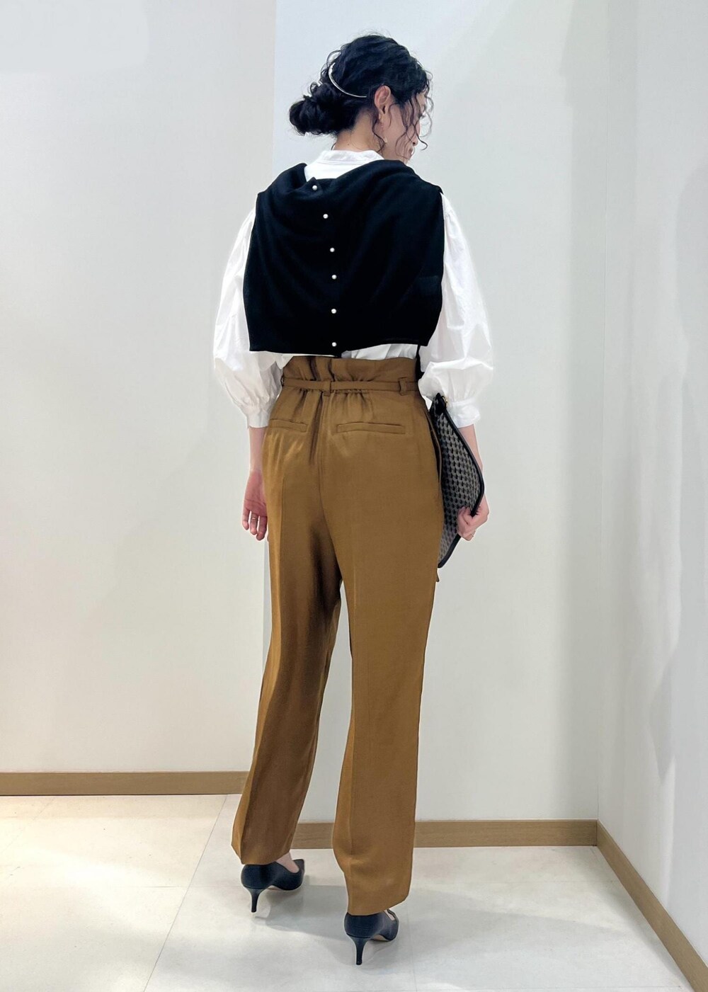 ブラック系のパンプス、ホワイト系のシャツ/ブラウス、ブラック系のカーディガン/ボレロを着用したレディースの春コーディネートの3枚目の写真