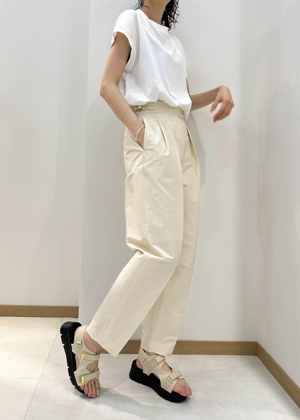 ホワイト系のTシャツ/カットソー、ベージュ系のハンドバッグ、ホワイト系のその他パンツを着用したレディースの夏コーディネートの5枚目の写真