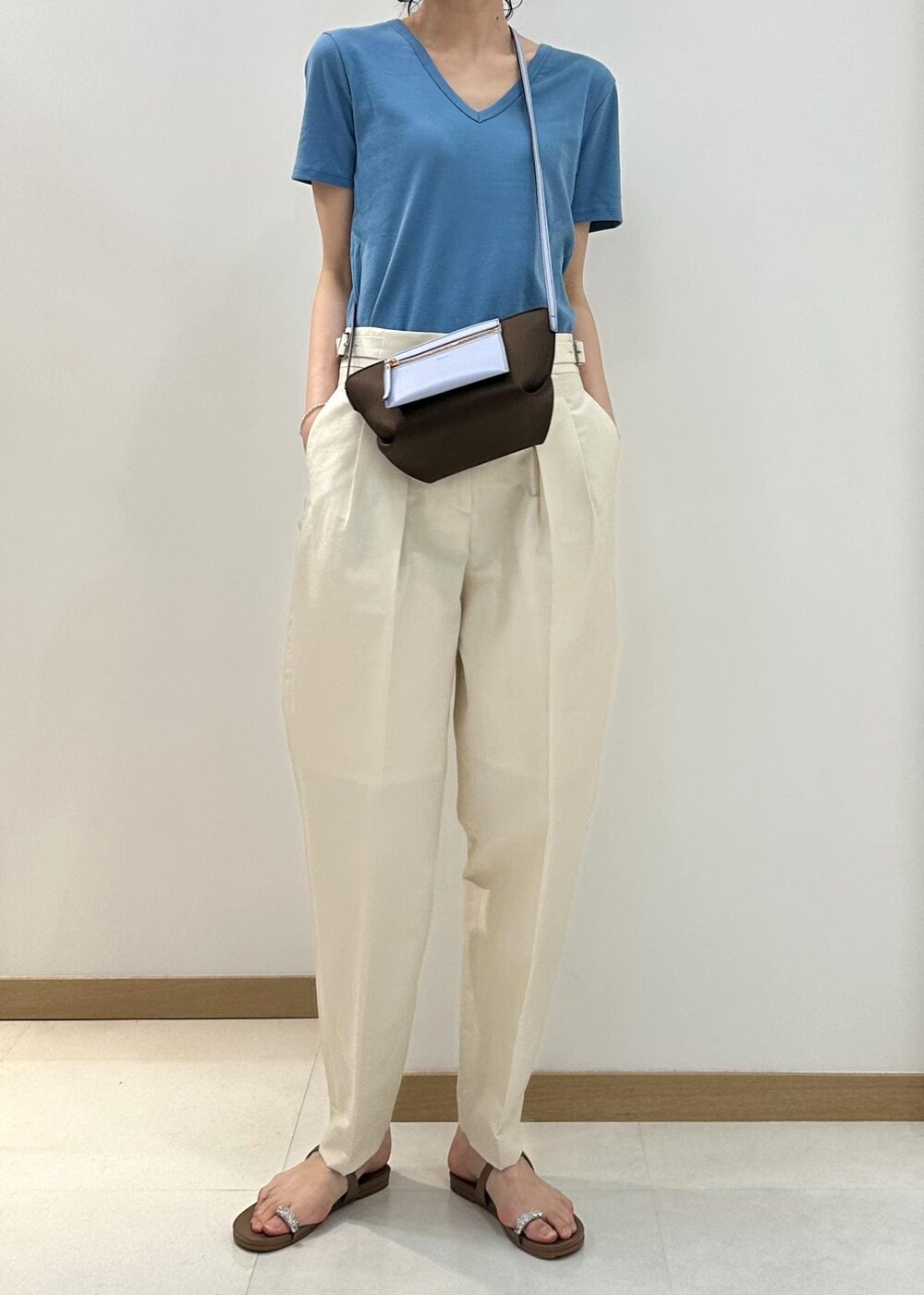 ブラウン系のショルダーバッグ、ベージュ系のサンダル、ホワイト系のその他パンツを着用したレディースの夏コーディネートの4枚目の写真