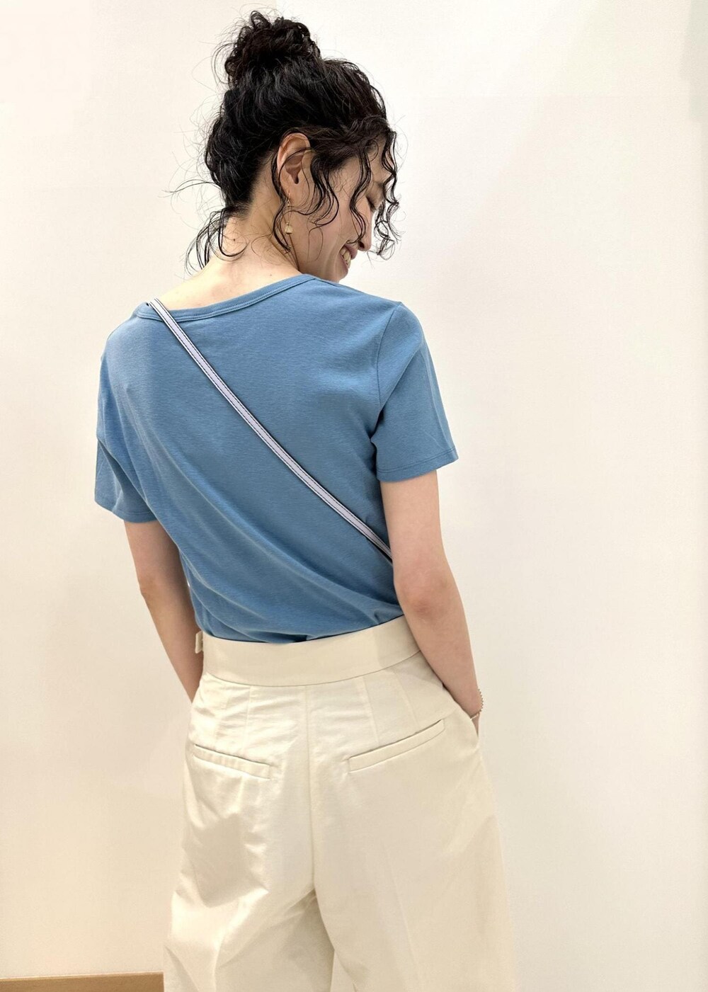 ブラウン系のショルダーバッグ、ベージュ系のサンダル、ホワイト系のその他パンツを着用したレディースの夏コーディネートの6枚目の写真