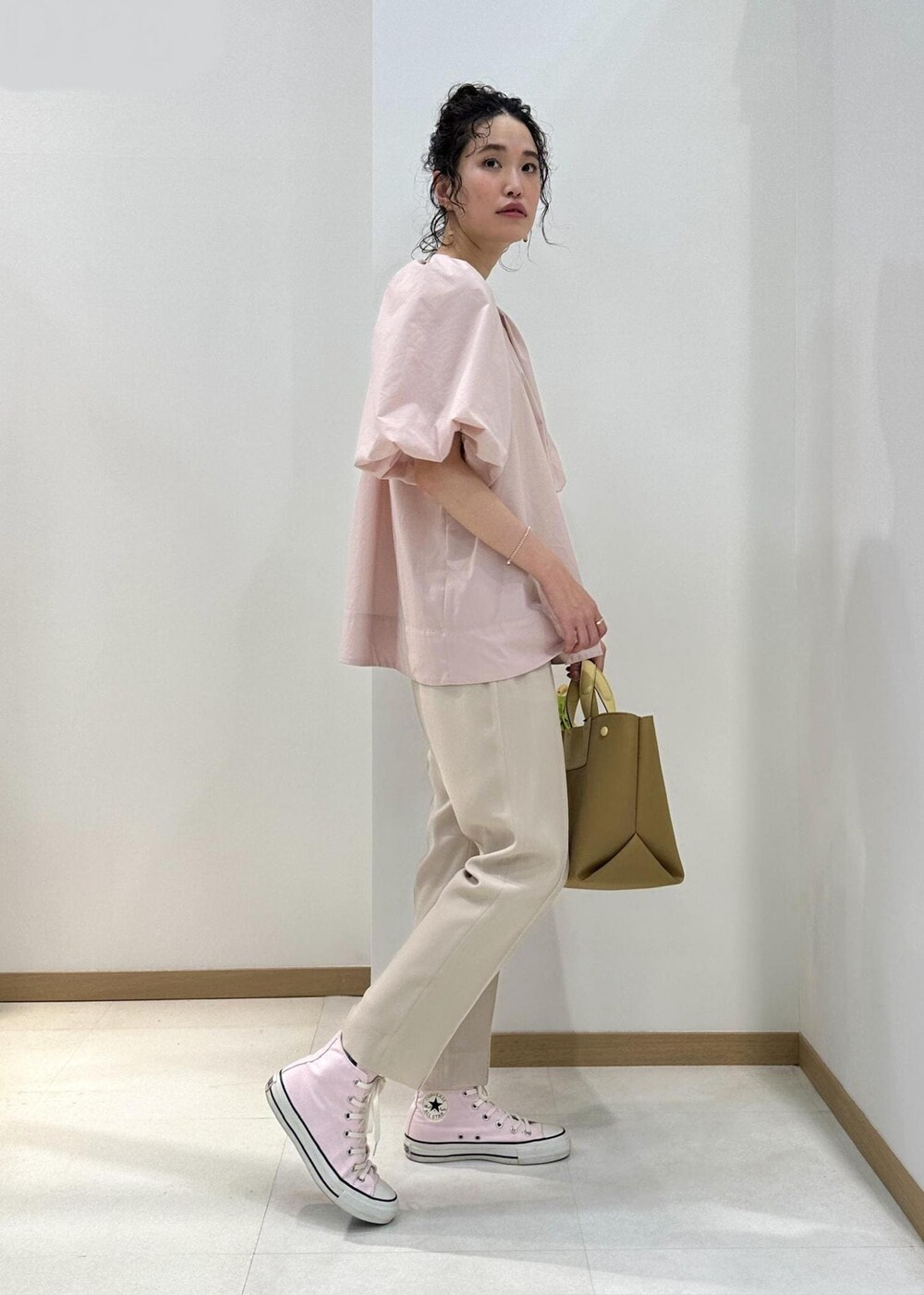 イエロー系のハンドバッグ、ベージュ系のその他パンツ、ピンク系のシャツ/ブラウスを着用したレディースの夏コーディネートの2枚目の写真