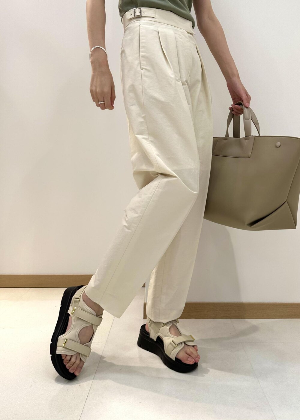 ホワイト系のその他パンツ、ベージュ系のハンドバッグ、ホワイト系のサンダルを着用したレディースの夏コーディネートの7枚目の写真