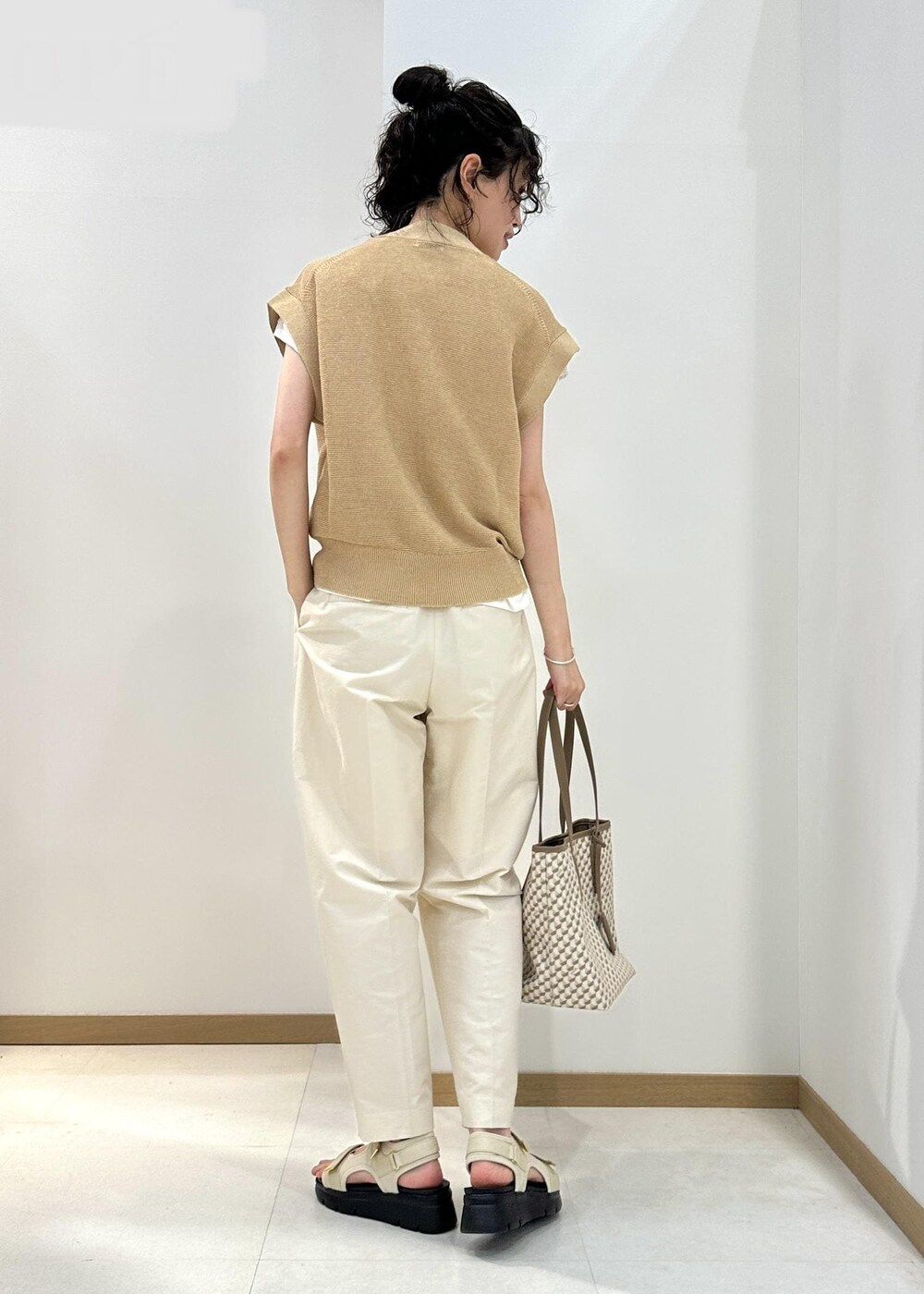 ホワイト系のサンダル、ベージュ系のトートバッグ、ホワイト系のその他パンツを着用したレディースの夏コーディネートの3枚目の写真