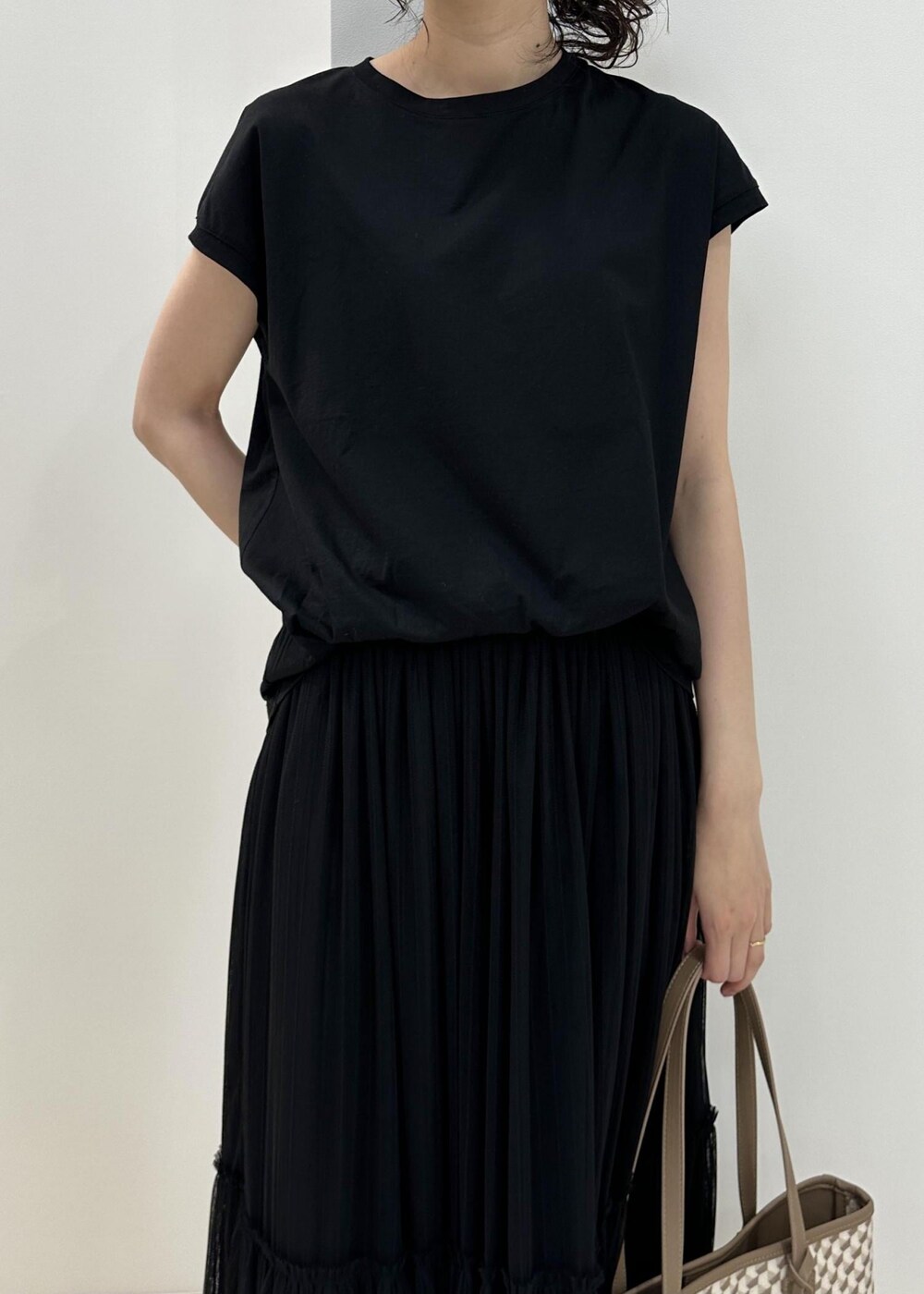 ブラック系のTシャツ/カットソー、ブラック系のスカート、ブラウン系のシャツ/ブラウスを着用したレディースの夏コーディネートの7枚目の写真