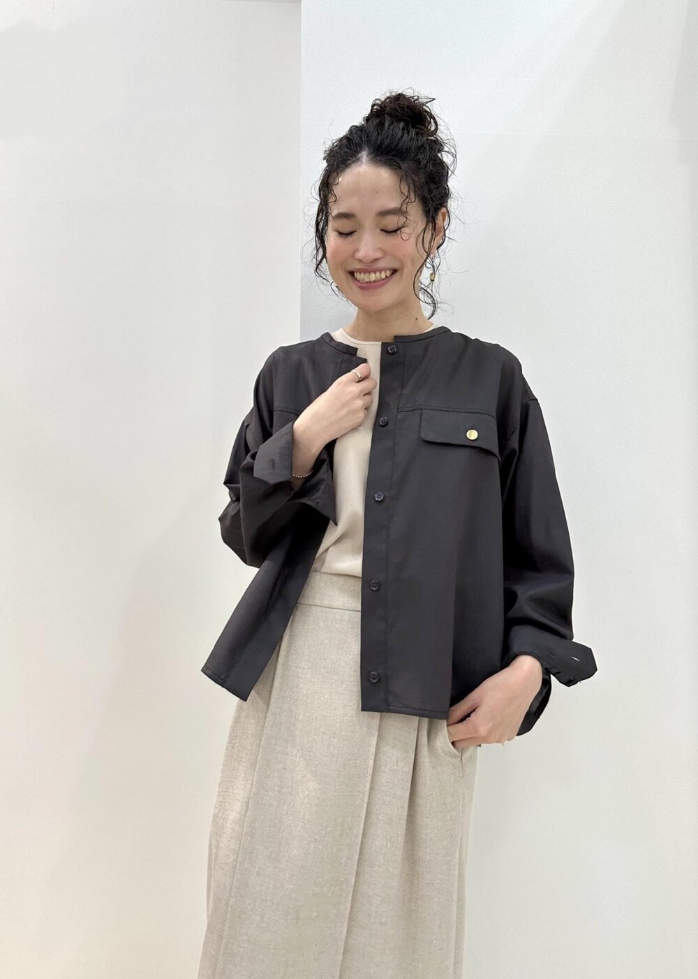 ブラウン系のシャツ/ブラウス、ベージュ系のシャツ/ブラウス、ブラック系のハンドバッグを着用したレディースの夏コーディネートの5枚目の写真