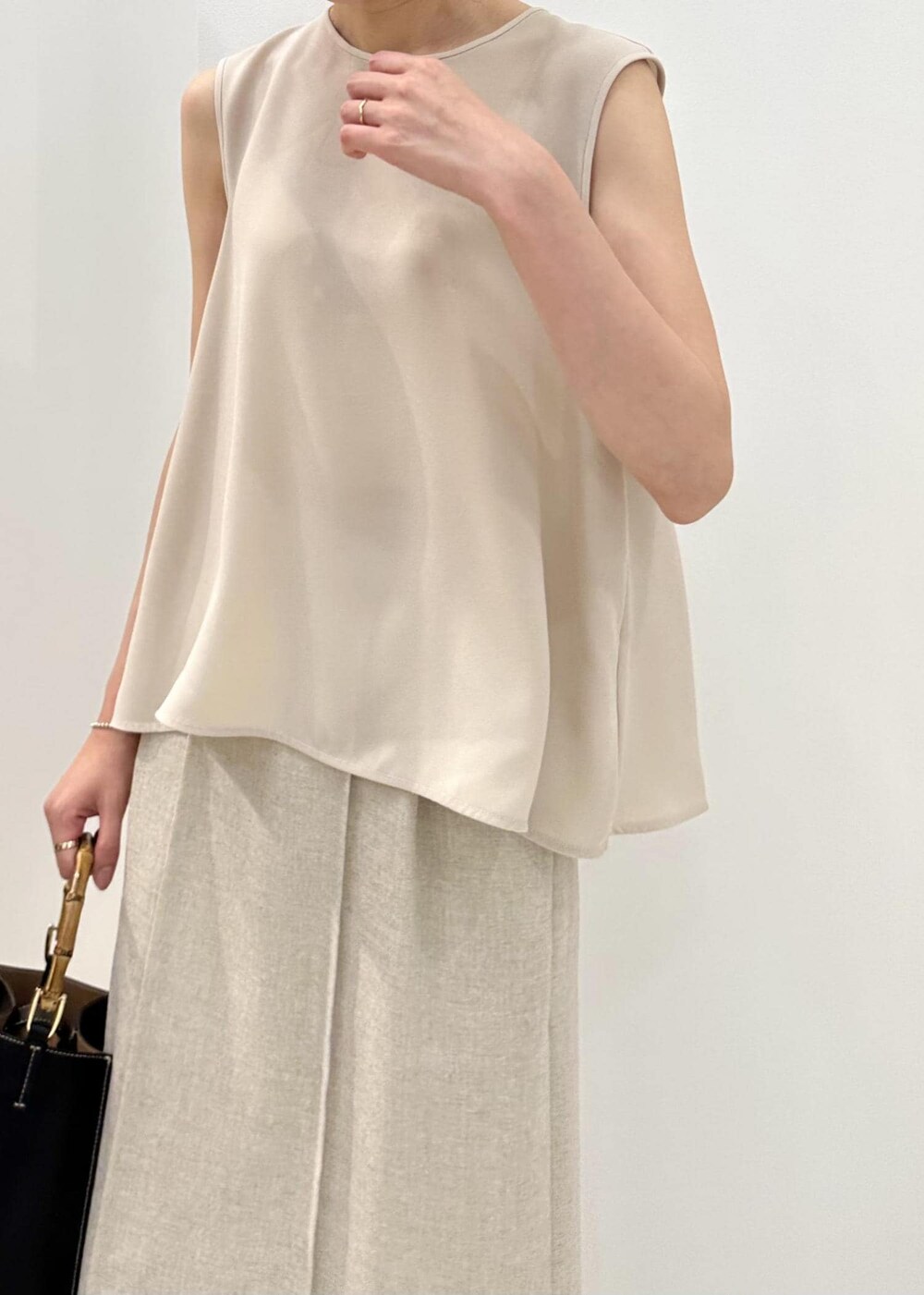 ブラウン系のシャツ/ブラウス、ベージュ系のシャツ/ブラウス、ブラック系のハンドバッグを着用したレディースの夏コーディネートの8枚目の写真