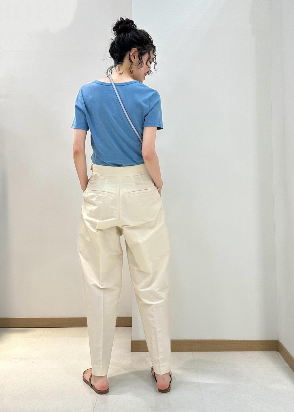 ブラウン系のショルダーバッグ、ベージュ系のサンダル、ホワイト系のその他パンツを着用したレディースの夏コーディネートの3枚目の写真