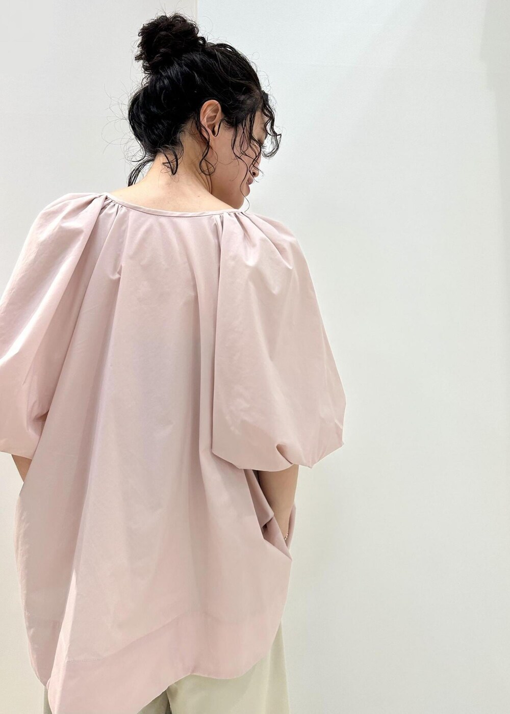 ベージュ系のその他パンツ、ピンク系のシャツ/ブラウス、ブラック系のハンドバッグを着用したレディースの夏コーディネートの8枚目の写真