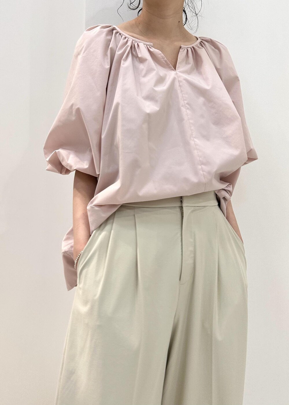 ベージュ系のその他パンツ、ピンク系のシャツ/ブラウス、ブラック系のハンドバッグを着用したレディースの夏コーディネートの6枚目の写真