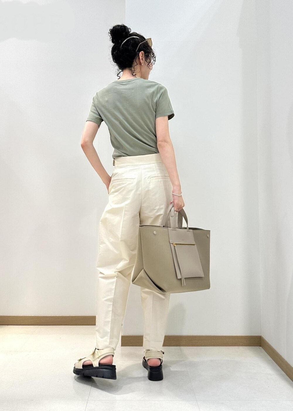 ホワイト系のその他パンツ、ベージュ系のハンドバッグ、ホワイト系のサンダルを着用したレディースの夏コーディネートの3枚目の写真