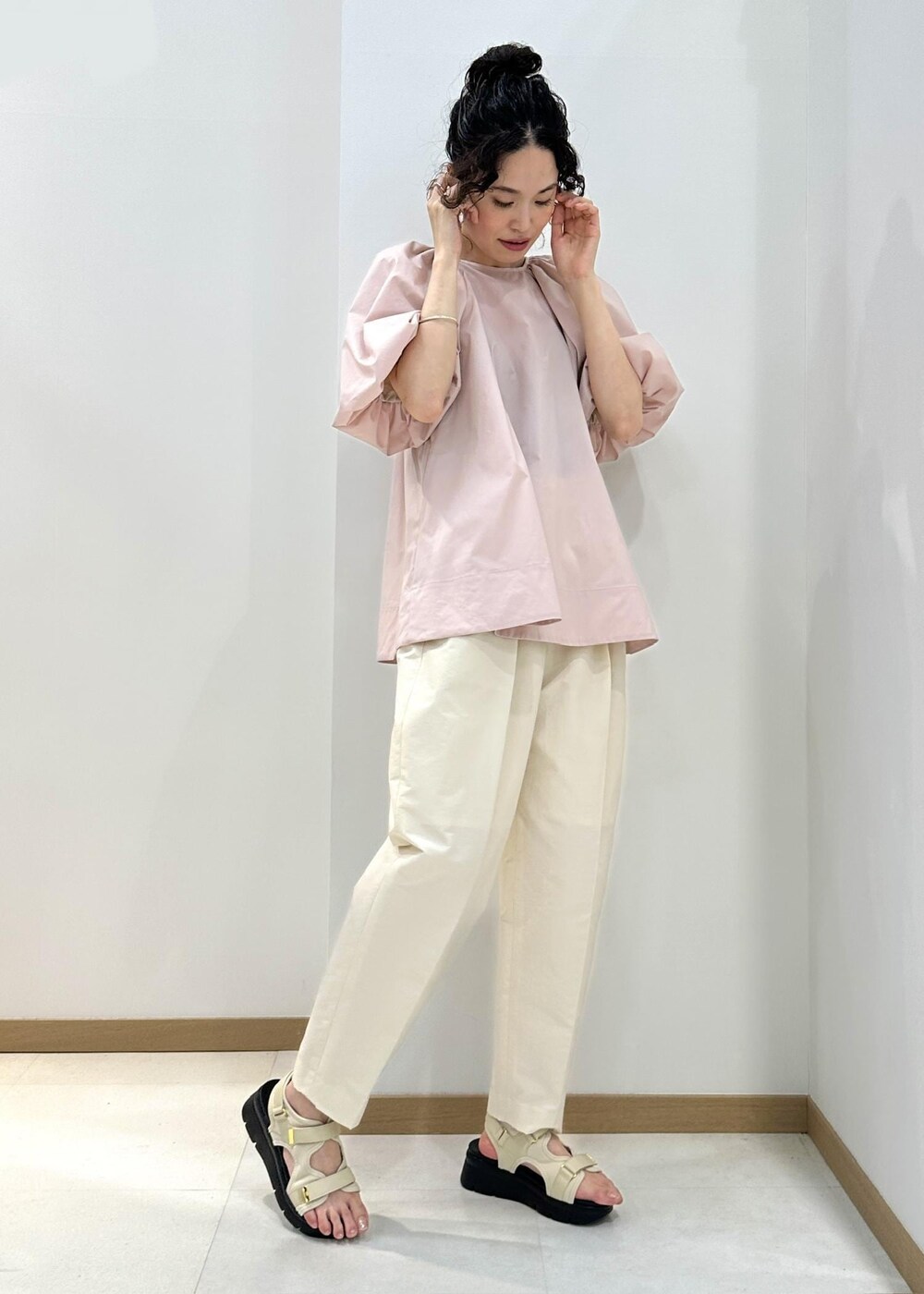 イエロー系のトートバッグ、ホワイト系のサンダル、ピンク系のシャツ/ブラウスを着用したレディースの夏コーディネートの5枚目の写真