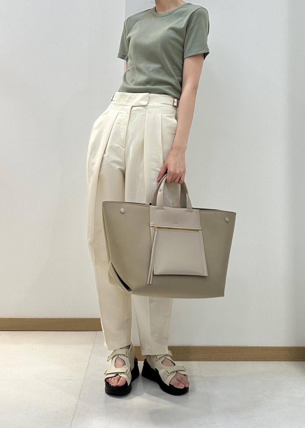 ホワイト系のその他パンツ、ベージュ系のハンドバッグ、ホワイト系のサンダルを着用したレディースの夏コーディネートの4枚目の写真