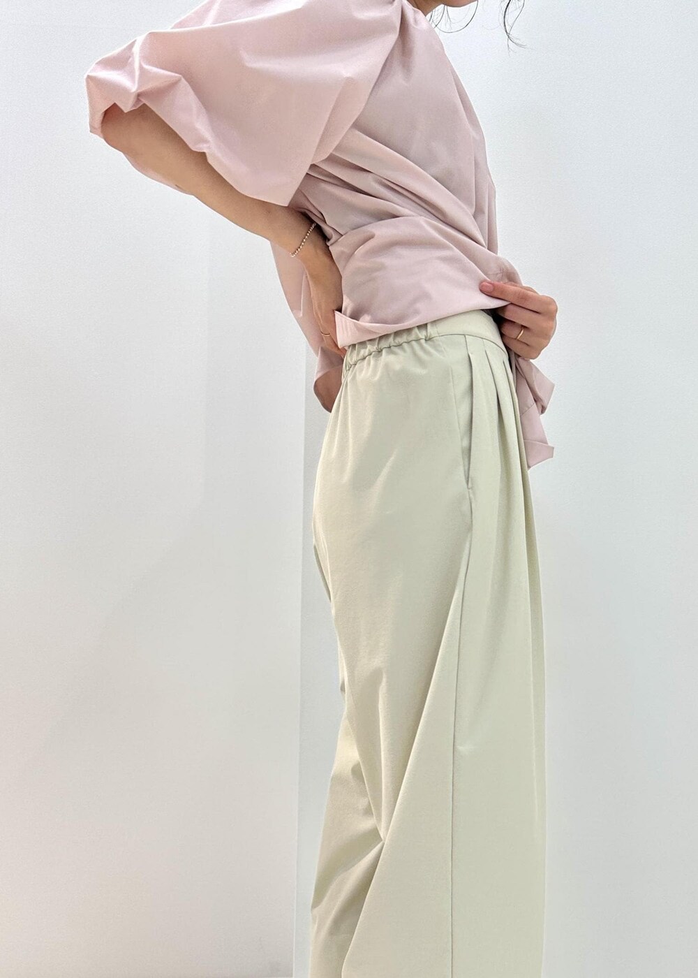 ベージュ系のその他パンツ、ピンク系のシャツ/ブラウス、ブラック系のハンドバッグを着用したレディースの夏コーディネートの7枚目の写真