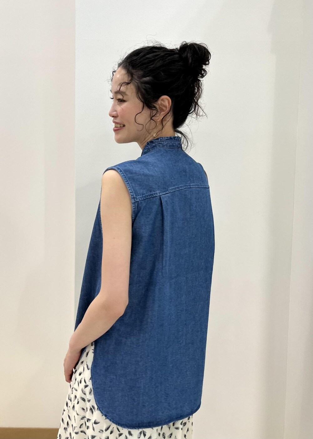 ブラウン系のハンドバッグ、ブルー系のシャツ/ブラウス、ホワイト系のスカートを着用したレディースの春コーディネートの7枚目の写真