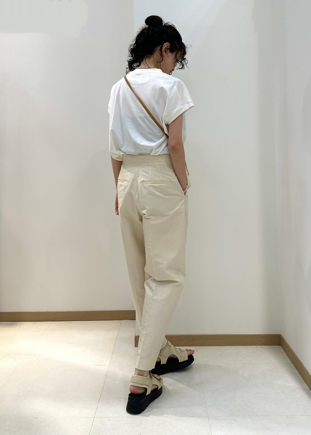 ホワイト系のTシャツ/カットソー、ベージュ系のハンドバッグ、ホワイト系のその他パンツを着用したレディースの夏コーディネートの3枚目の写真