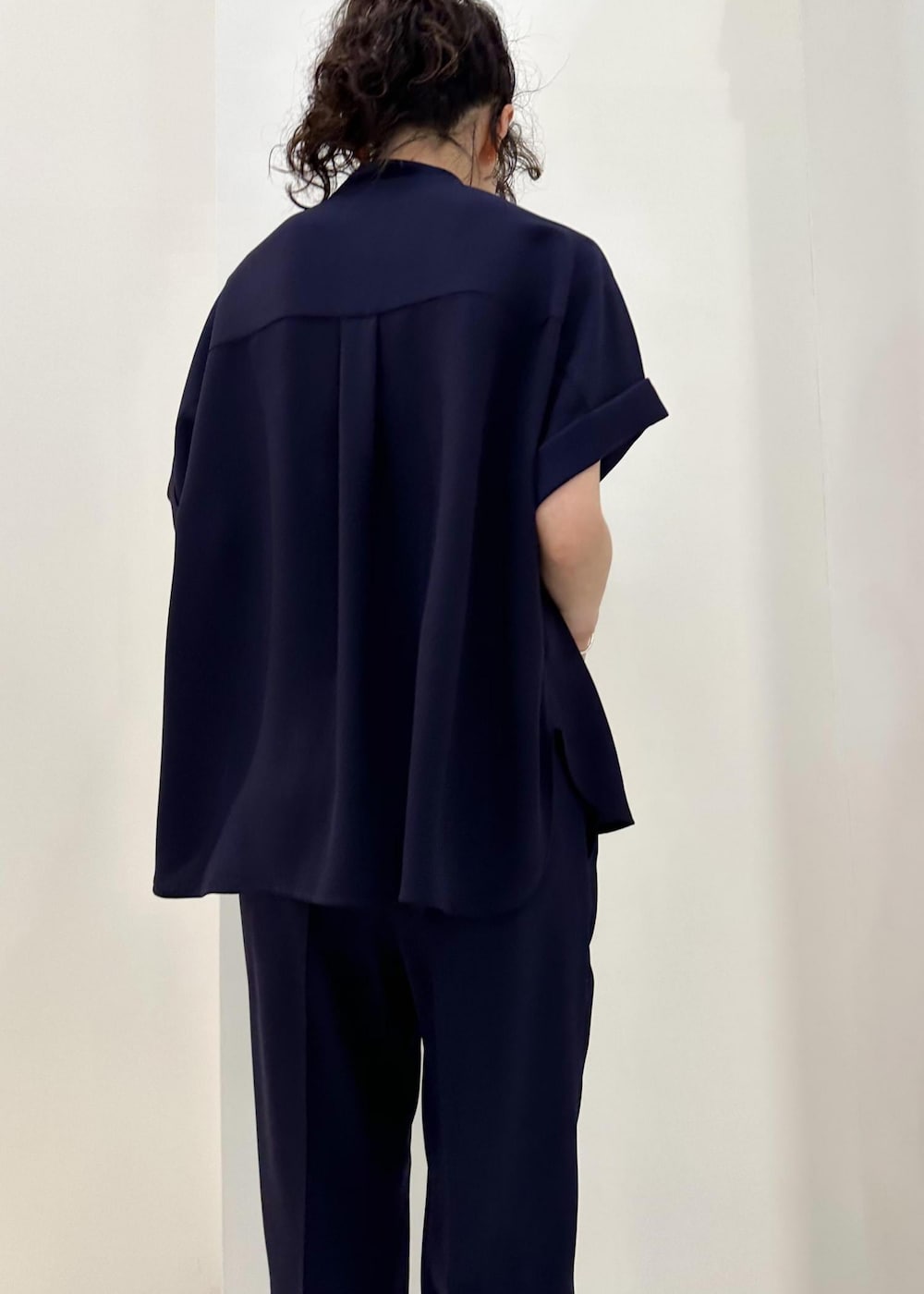 ホワイト系のハンドバッグ、ホワイト系のスニーカー、ブルー系のその他パンツを着用したレディースの夏コーディネートの7枚目の写真