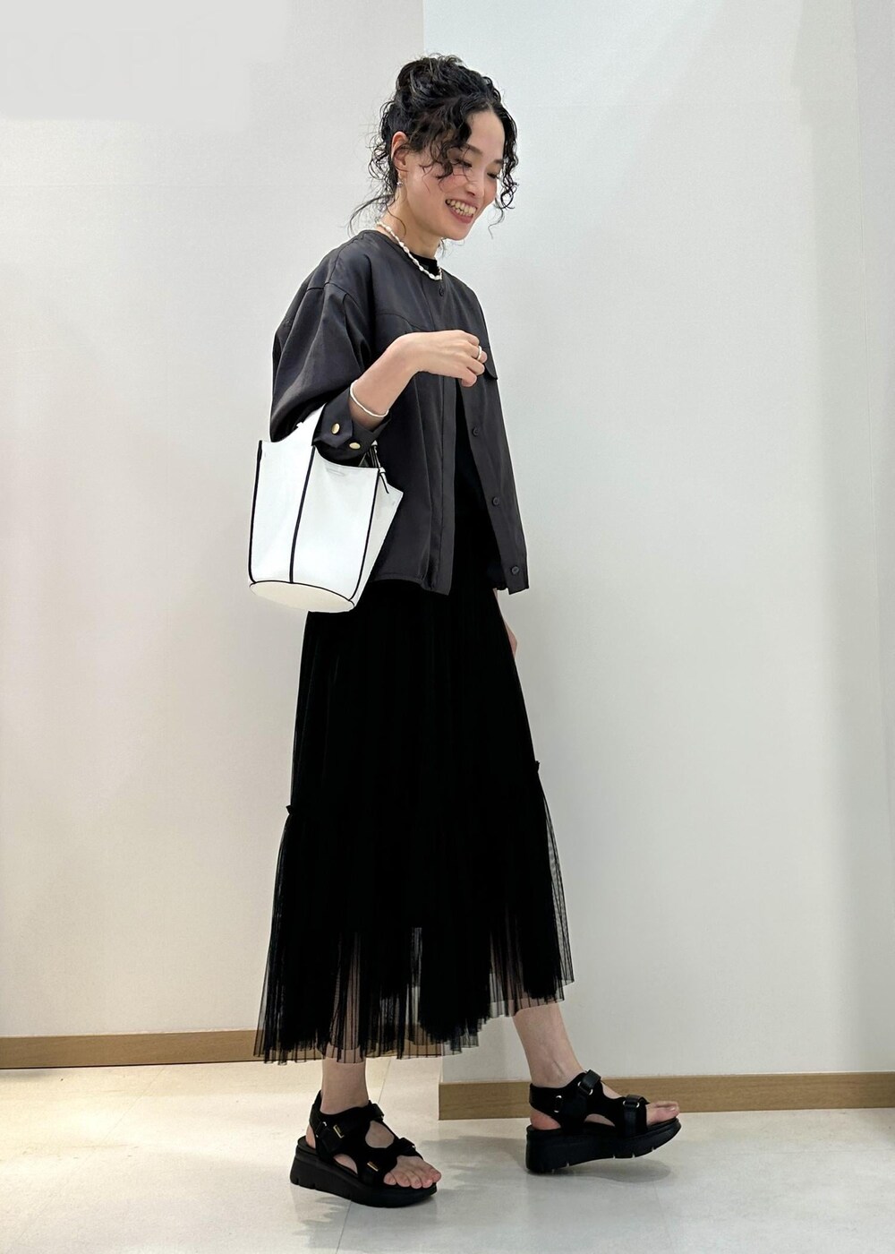 ブラック系のTシャツ/カットソー、ブラック系のスカート、ブラウン系のシャツ/ブラウスを着用したレディースの夏コーディネートの2枚目の写真