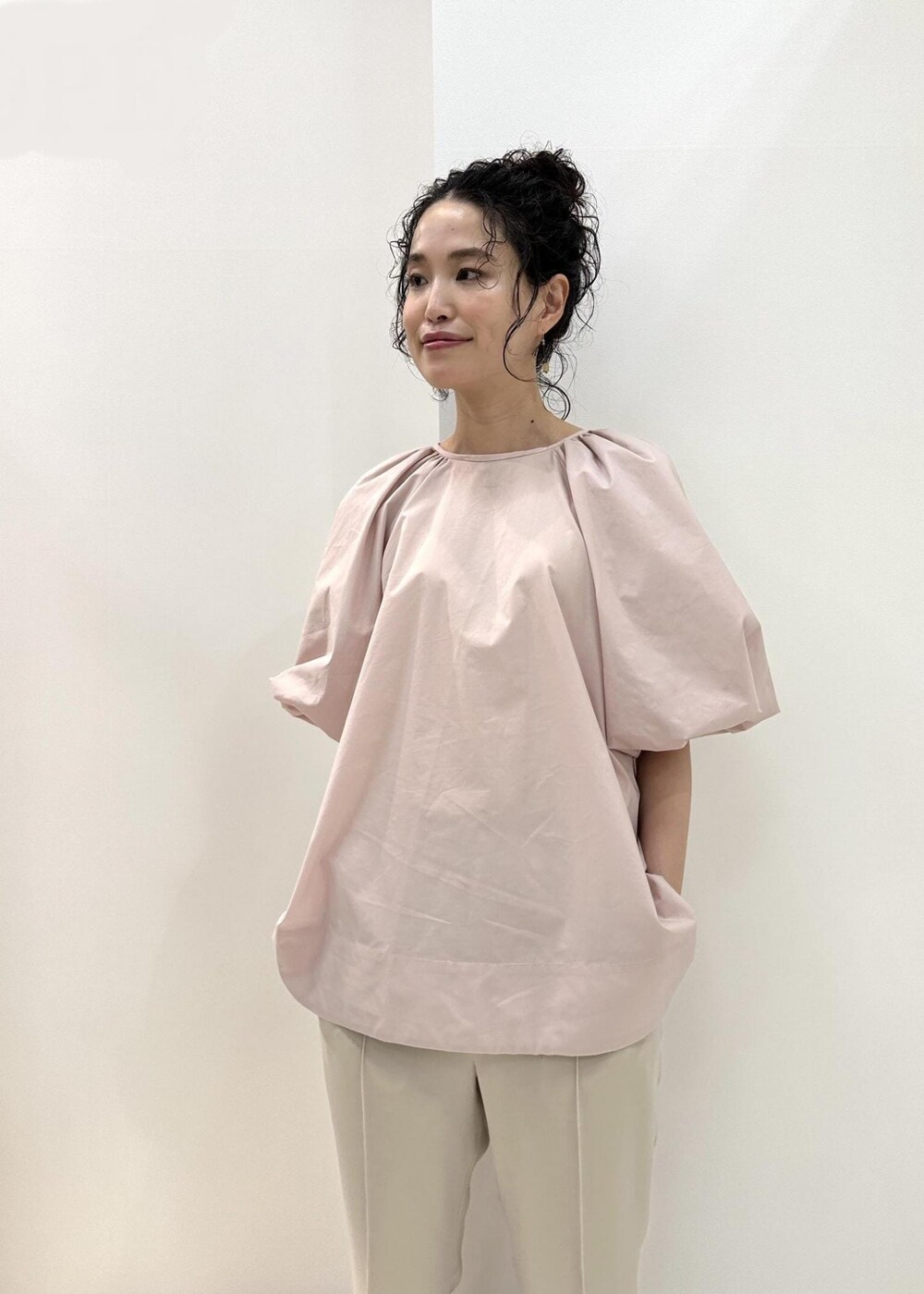 イエロー系のハンドバッグ、ベージュ系のその他パンツ、ピンク系のシャツ/ブラウスを着用したレディースの夏コーディネートの4枚目の写真