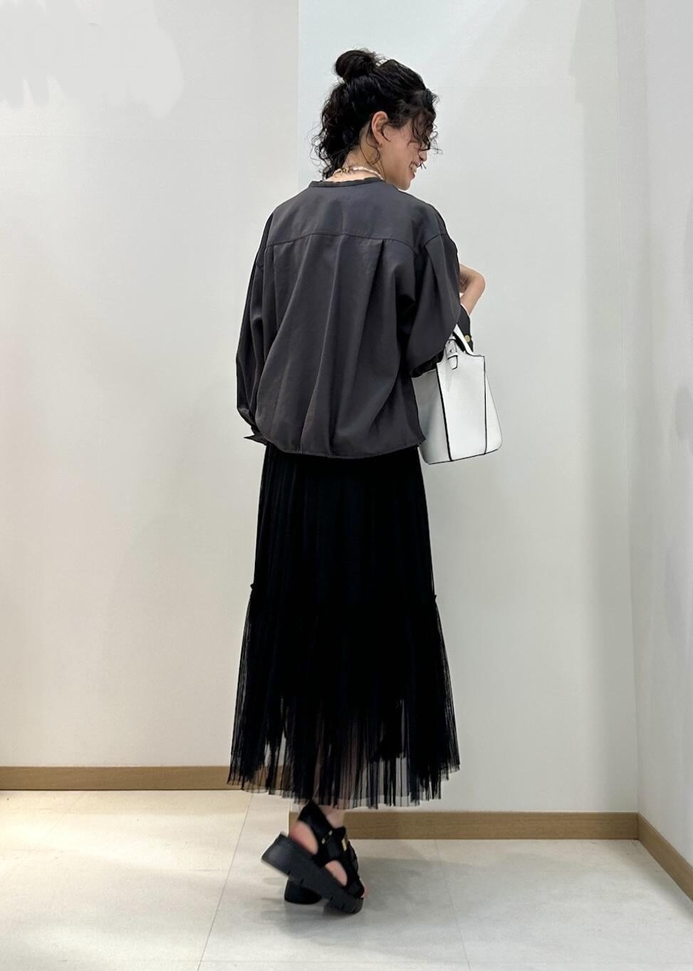 ブラック系のTシャツ/カットソー、ブラック系のスカート、ブラウン系のシャツ/ブラウスを着用したレディースの夏コーディネートの3枚目の写真