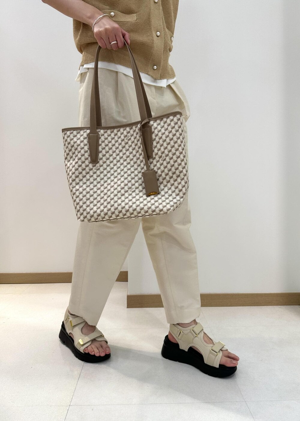ホワイト系のサンダル、ベージュ系のトートバッグ、ホワイト系のその他パンツを着用したレディースの夏コーディネートの7枚目の写真