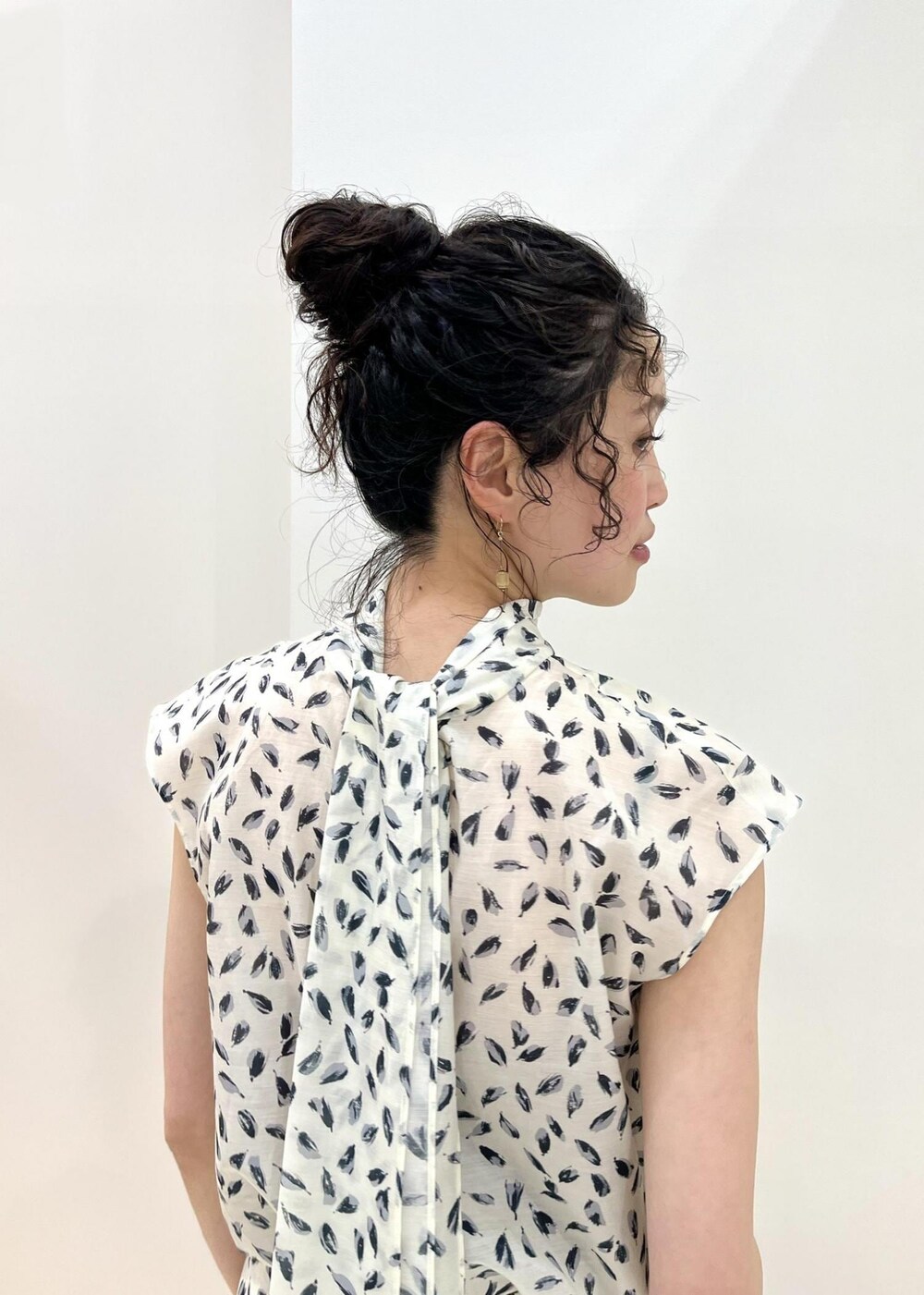 ブラック系のトートバッグ、ブラック系のパンプス、ブラック系のその他パンツを着用したレディースの夏コーディネートの6枚目の写真