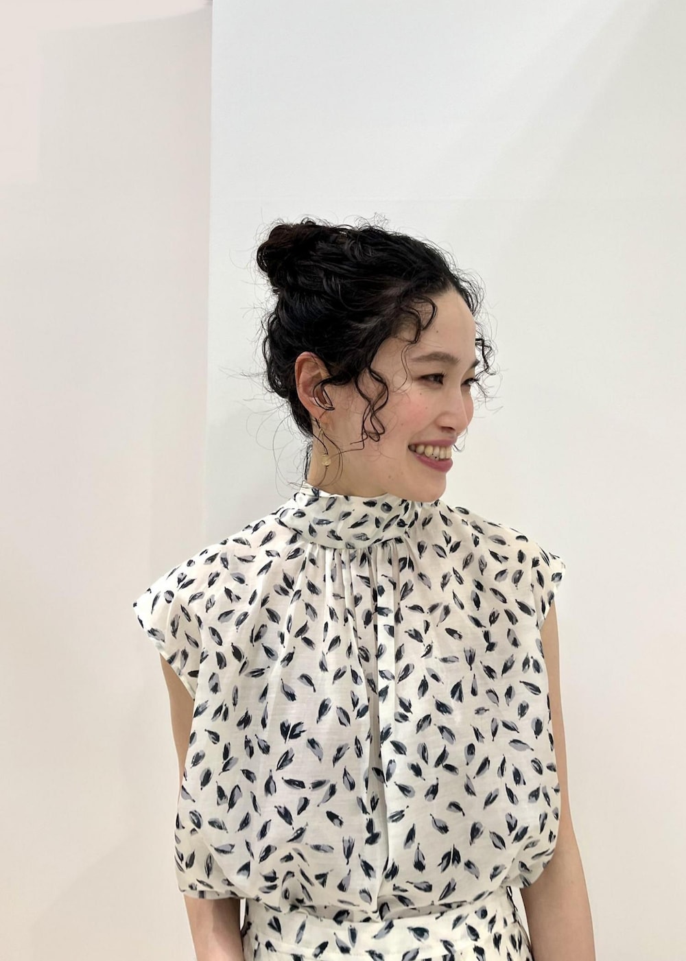 ブラック系のトートバッグ、ブラック系のレインシューズ、ホワイト系のシャツ/ブラウスを着用したレディースの春コーディネートの6枚目の写真