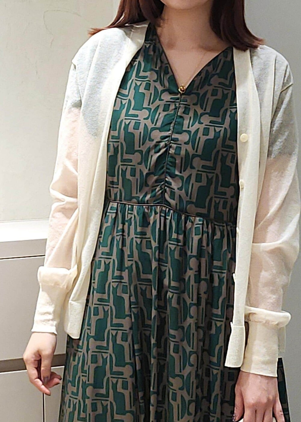 ホワイト系のサンダル、ホワイト系のショルダーバッグ、ホワイト系のカーディガン/ボレロを着用したレディースの春コーディネートの4枚目の写真