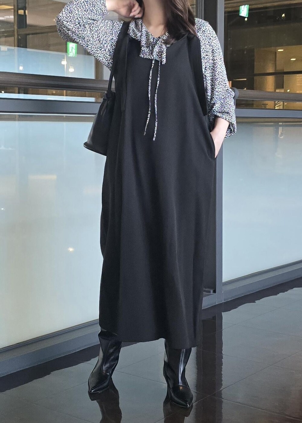 ブラック系のブーツ、ブラック系のハンドバッグ、ブルー系のシャツ/ブラウスを着用したレディースの秋コーディネートの4枚目の写真