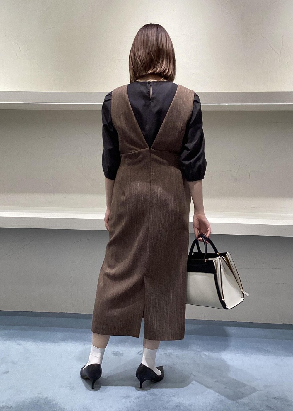 「ブラック、ブラウス、ROPÉ、ÉPOR、W BAG、シャツ・ブラウス、23AW秋の新作、骨格ウェーブ、ブルベ」｜「E'PORの【E'POR】W BAG Medium（ハンドバッグ、ホワイト系）」を使った、モエさん（レディース・164cm）の夏コーディネートの3枚目の写真