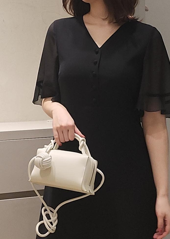 「ショルダーバッグ、ハンドバッグ、ミニ、ブラック、ワンピース、半袖、Vネック、フリル、袖フリル、サンダル、ROPÉ、骨格ウェーブ、オケージョン、きれいめ」｜「ROPE'の【雑誌掲載】Ariel Sandal（アリエル サンダル）（サンダル、ホワイト系）」を使った、モエさん（レディース・163cm）の春コーディネートの4枚目の写真