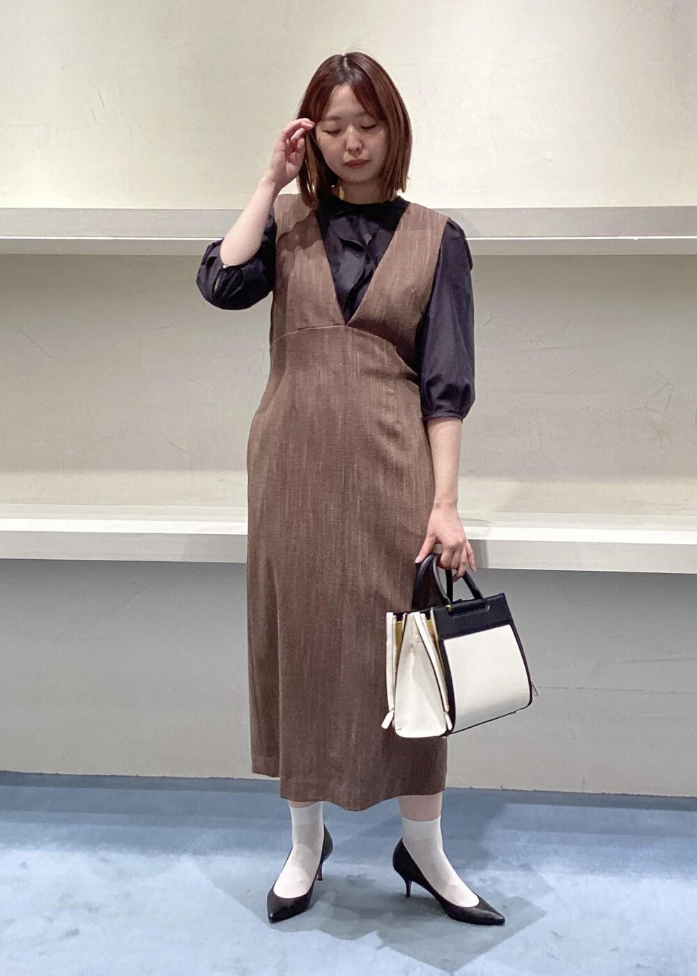 「ブラック、ブラウス、ROPÉ、ÉPOR、W BAG、シャツ・ブラウス、23AW秋の新作、骨格ウェーブ、ブルベ」｜「E'PORの【E'POR】W BAG Medium（ハンドバッグ、ホワイト系）」を使った、モエさん（レディース・164cm）の夏コーディネートの2枚目の写真