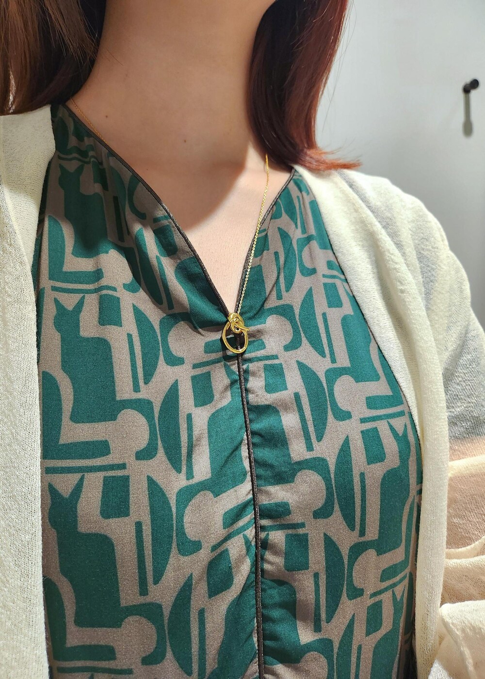 ホワイト系のサンダル、ホワイト系のショルダーバッグ、ホワイト系のカーディガン/ボレロを着用したレディースの春コーディネートの5枚目の写真