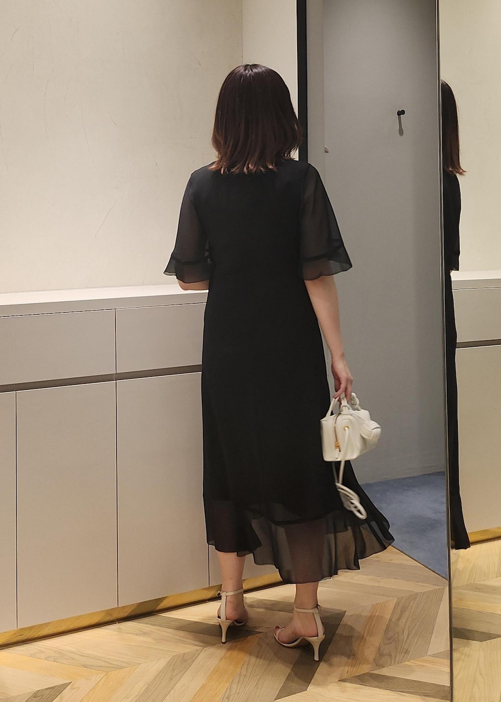 「ショルダーバッグ、ハンドバッグ、ミニ、ブラック、ワンピース、半袖、Vネック、フリル、袖フリル、サンダル、ROPÉ、骨格ウェーブ、オケージョン、きれいめ」｜「ROPE'の【雑誌掲載】Ariel Sandal（アリエル サンダル）（サンダル、ホワイト系）」を使った、モエさん（レディース・163cm）の春コーディネートの3枚目の写真