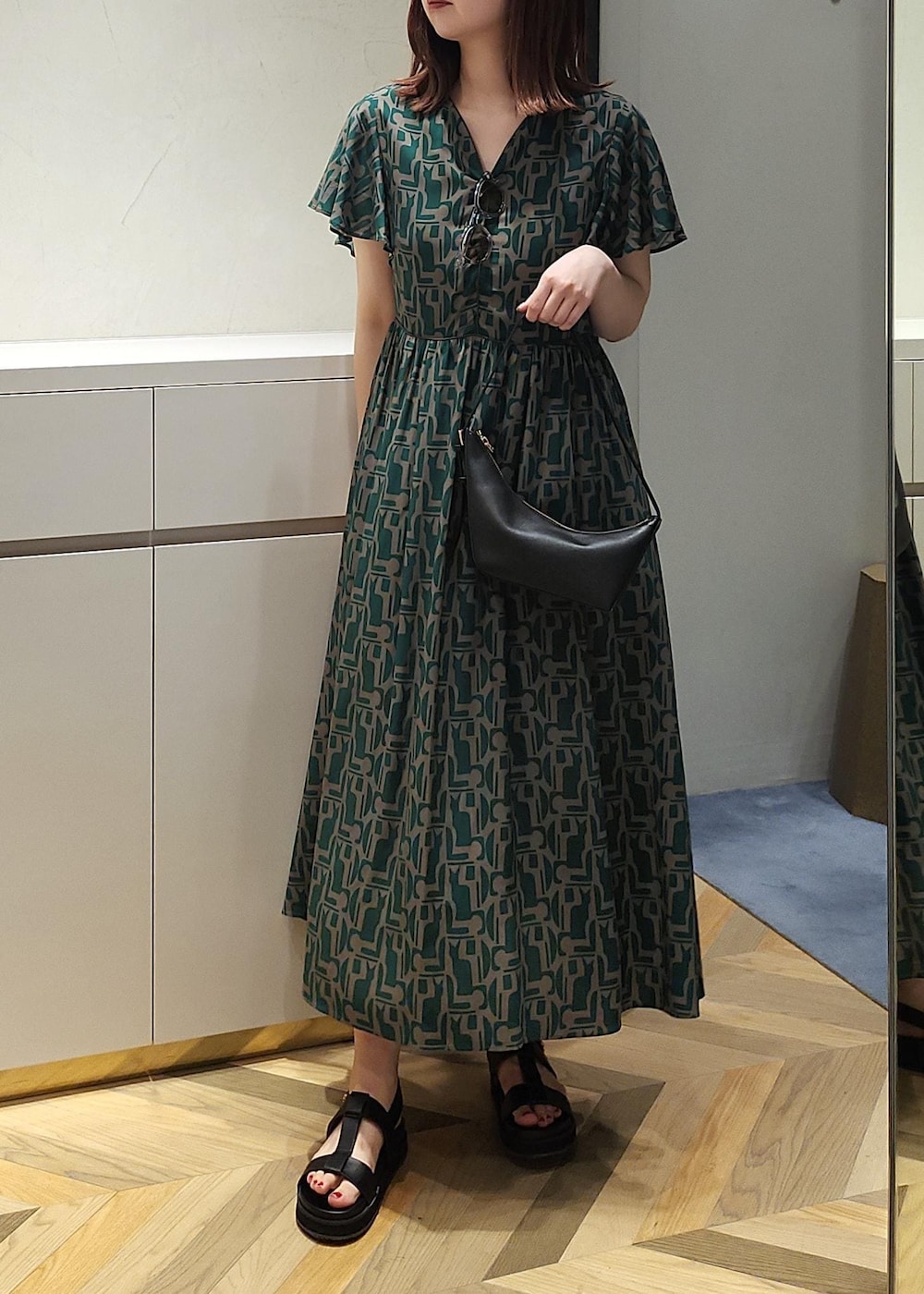「サンダル、ロング、ワンピース、フレア、Vネック、総柄、袖フリル、骨格ウェーブ、お出かけ、体型カバー」｜「ROPE'のAmber Sandal（アンバー サンダル）（サンダル、ブラック系）」を使った、モエさん（レディース・163cm）の春コーディネートの3枚目の写真