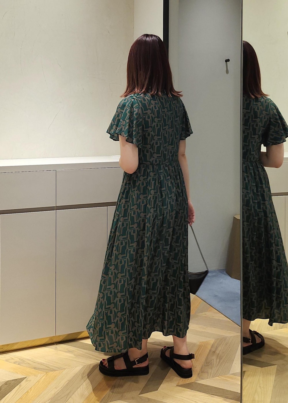 「サンダル、ロング、ワンピース、フレア、Vネック、総柄、袖フリル、骨格ウェーブ、お出かけ、体型カバー」｜「ROPE'のAmber Sandal（アンバー サンダル）（サンダル、ブラック系）」を使った、モエさん（レディース・163cm）の春コーディネートの2枚目の写真