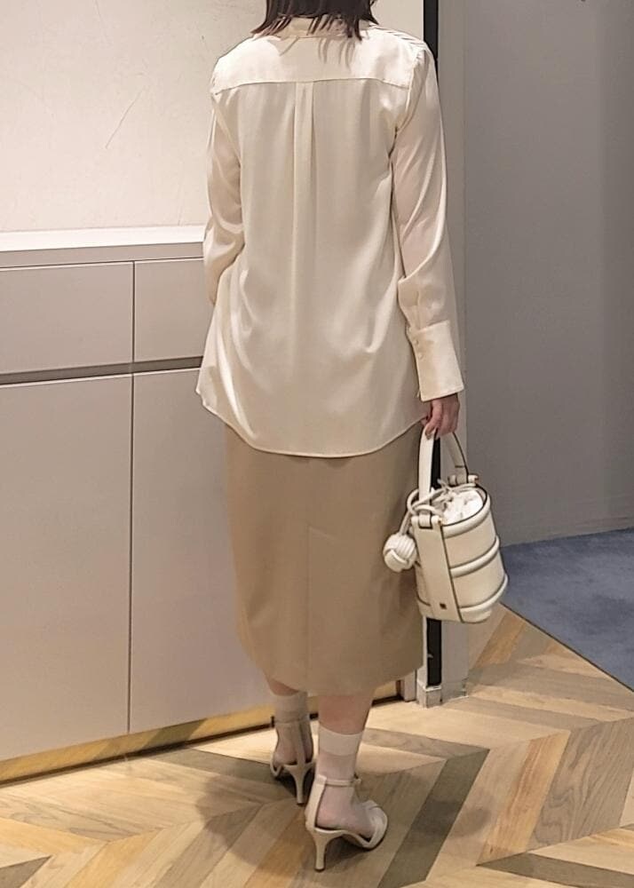 ホワイト系のハンドバッグ、ホワイト系のサンダル、ホワイト系のシャツ/ブラウスを着用したレディースの春コーディネートの3枚目の写真