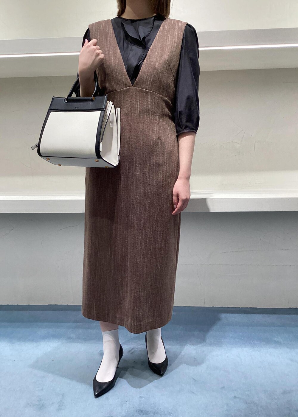 「ブラック、ブラウス、ROPÉ、ÉPOR、W BAG、シャツ・ブラウス、23AW秋の新作、骨格ウェーブ、ブルベ」｜「E'PORの【E'POR】W BAG Medium（ハンドバッグ、ホワイト系）」を使った、モエさん（レディース・164cm）の夏コーディネートの4枚目の写真