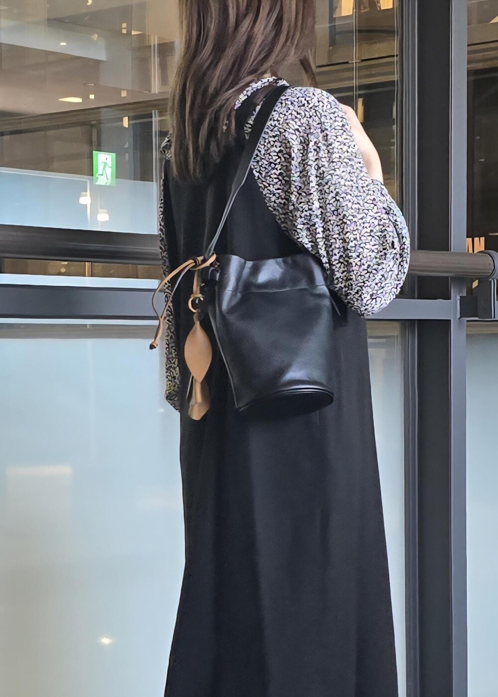 ブラック系のブーツ、ブラック系のハンドバッグ、ブルー系のシャツ/ブラウスを着用したレディースの秋コーディネートの5枚目の写真